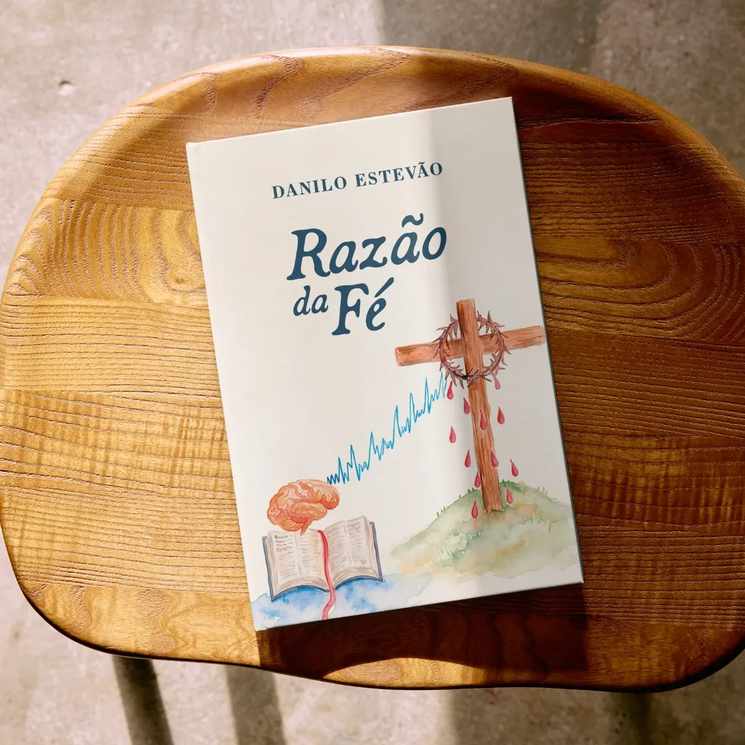 Livro Razão da Fé, de Danilo Estevão, sobre um banco de madeira